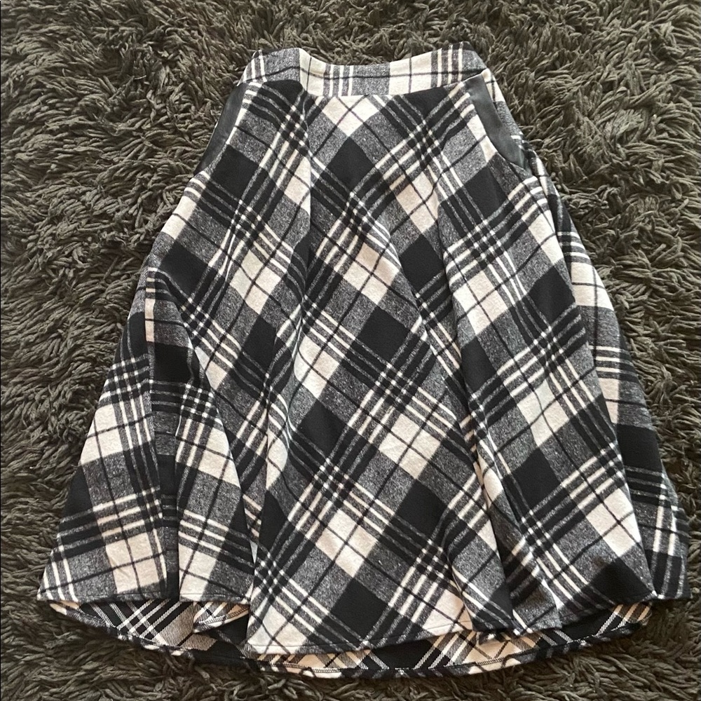 Boutique black and white plaid skirt! ❤️